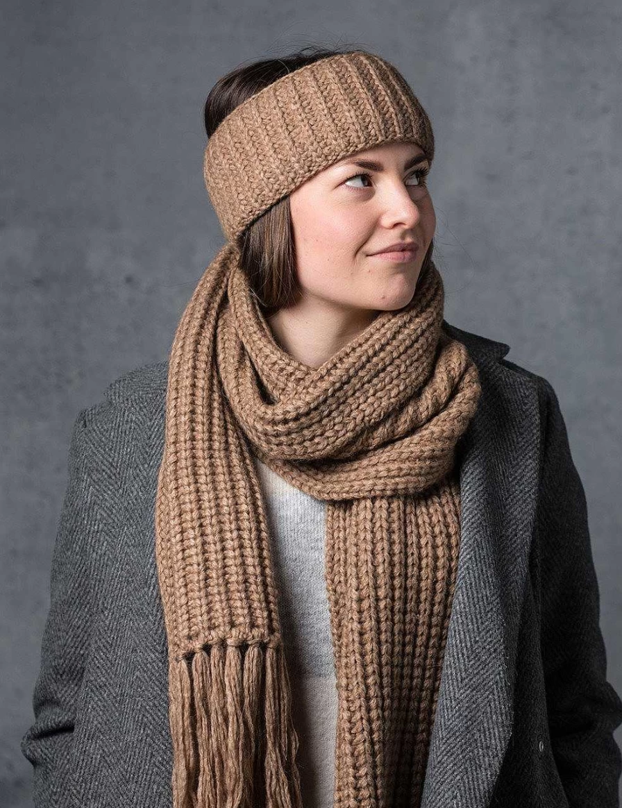 Capo Women's Knitted Scarf with Fringes - Soft Winter Accessory for Stylish Outfits